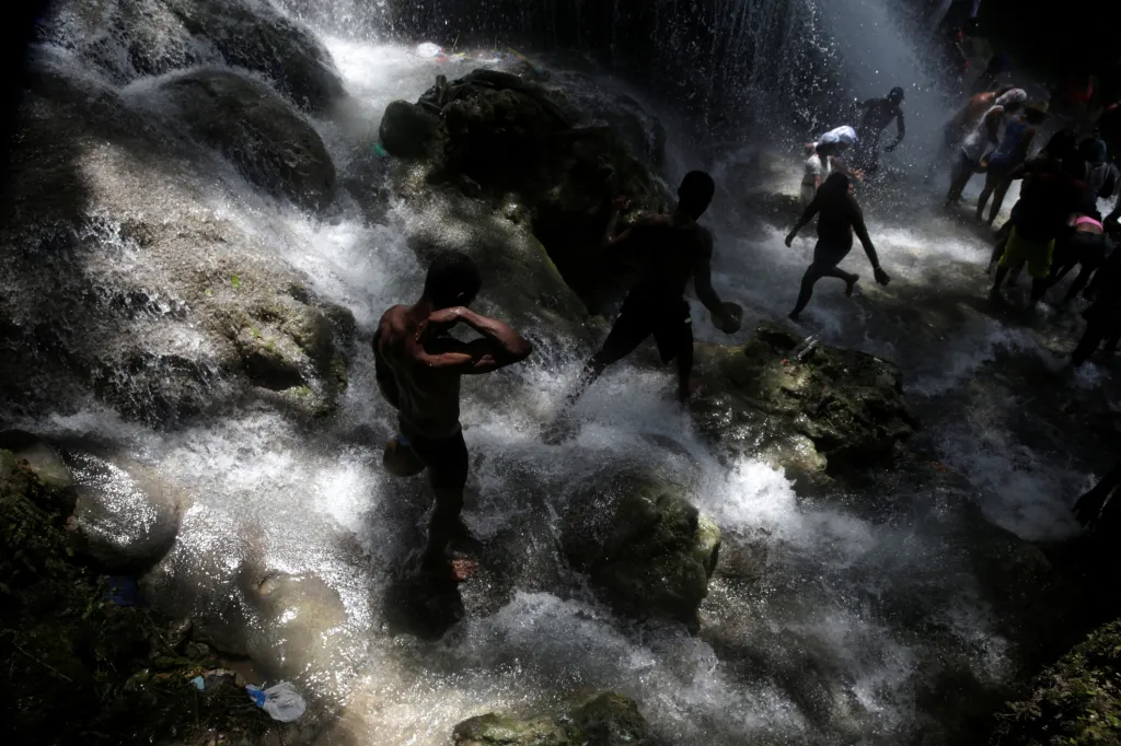 Během oslav každoroční pouti k vodopádu v Saut d'Eau na Haiti se místní obyvatelstvo koupe a umývá z obřadních důvodů. Na vrcholu vodopádu se podle legendy údajně zjevila Panna Maria