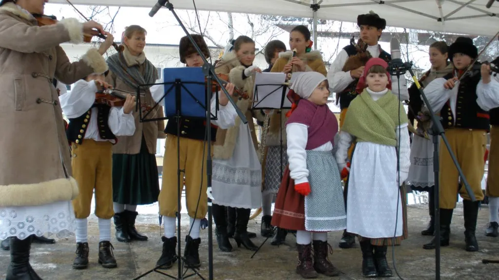 Karlštejnský advent - dětský folklorní soubor Modřenec