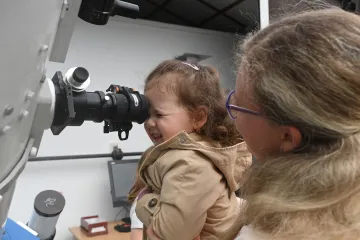 Zatmění Slunce přitáhlo lidi do planetárií i hvězdáren, bylo ale za mraky