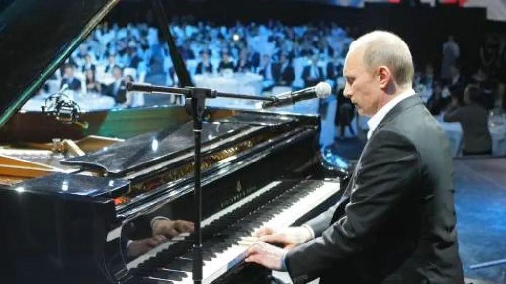 Vladimir Putin hraje na klavír