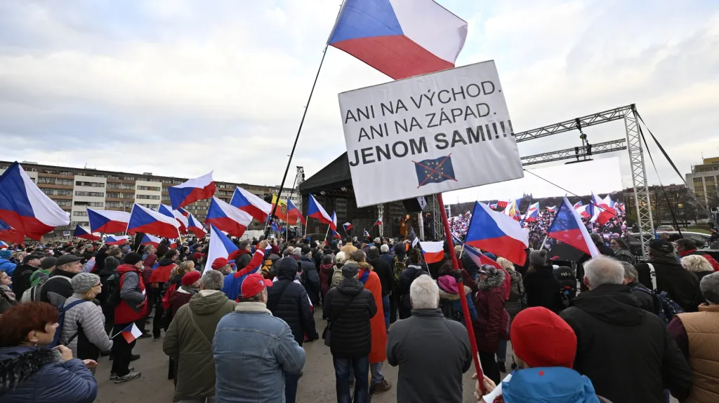Protivládní demonstrace na pražské Letné pořádaná spolkem Národní rada obnovy