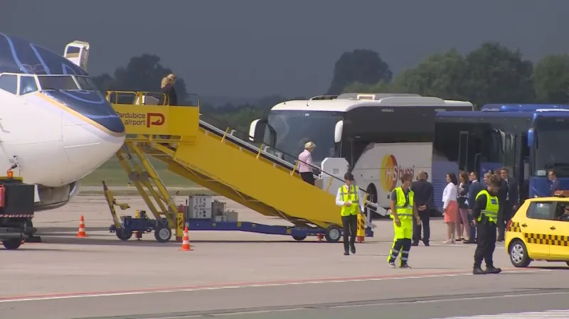 Ursula von der Leyenová při vystupování z letadla v Pardubicích