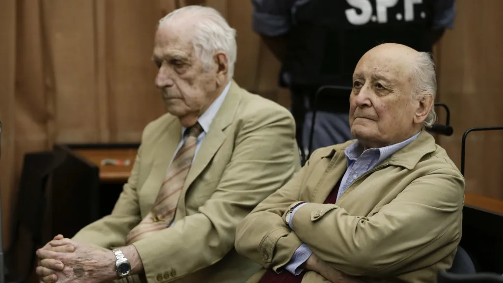 Bývalý argentinský diktátor Reynaldo Bignone (vlevo) a bývalý armádní generál Santiago Omar Riveros