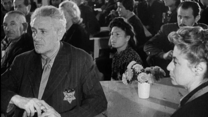 Zinscenované záběry života Židů v Terezíně