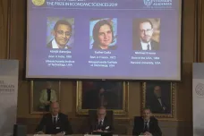 Nobelovu cenu za ekonomii získali Duflová, Banerjee a Kremer za experimentální přístup ke zmírnění světové chudoby