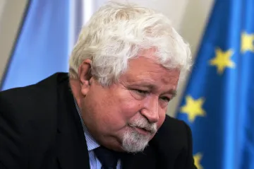 Pithart: Politici musí umět obrátit veřejné mínění na svou stranu