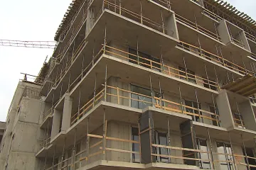 Každá desátá stavba se rozjíždí načerno. S novým zákonem k nim bude stát nekompromisní