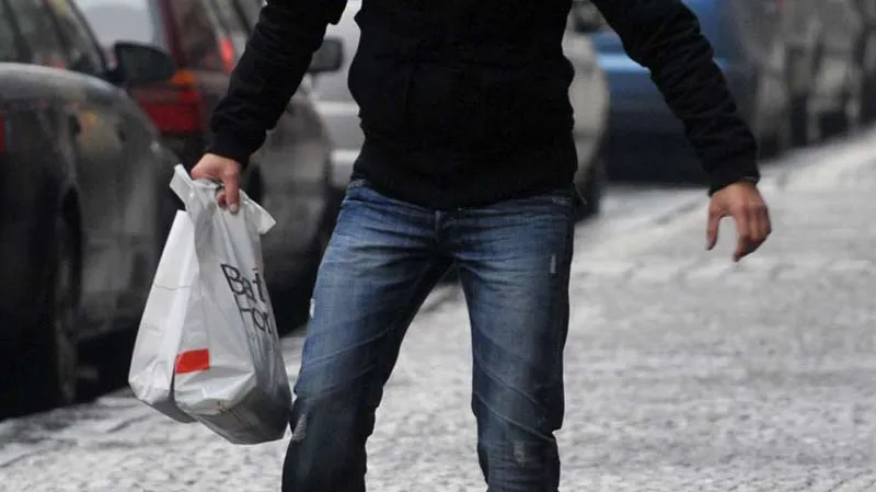 Chodci měli problémy s ledovkou na chodnících