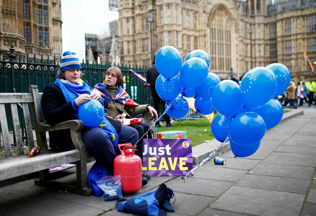 Demonstranti za brexit a proti němu před budovou parlamentu v Londýně