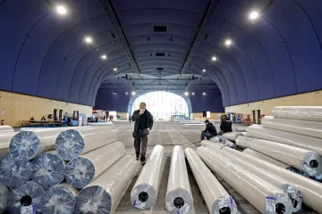 Olympijská sportoviště v Paříži staví i ilegální dělníci. Kvůli nelidským podmínkám se obrátili na odbory