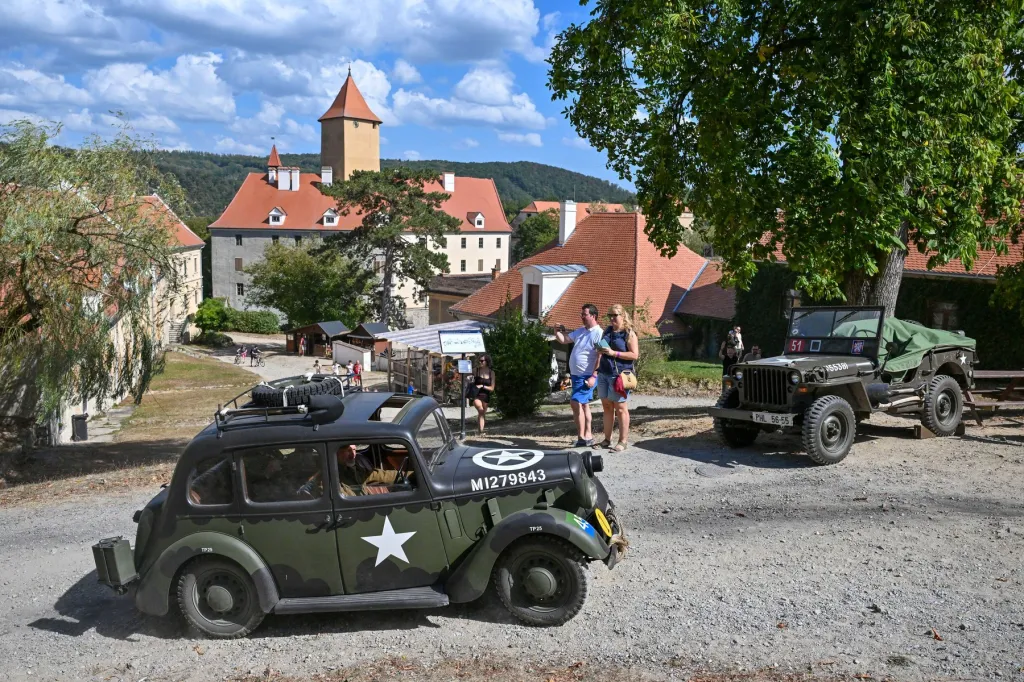 Dobová vojenská technika před hradem Veveří