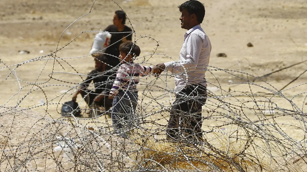Syrští uprchlíci čekají u uzavřené turecké hranice