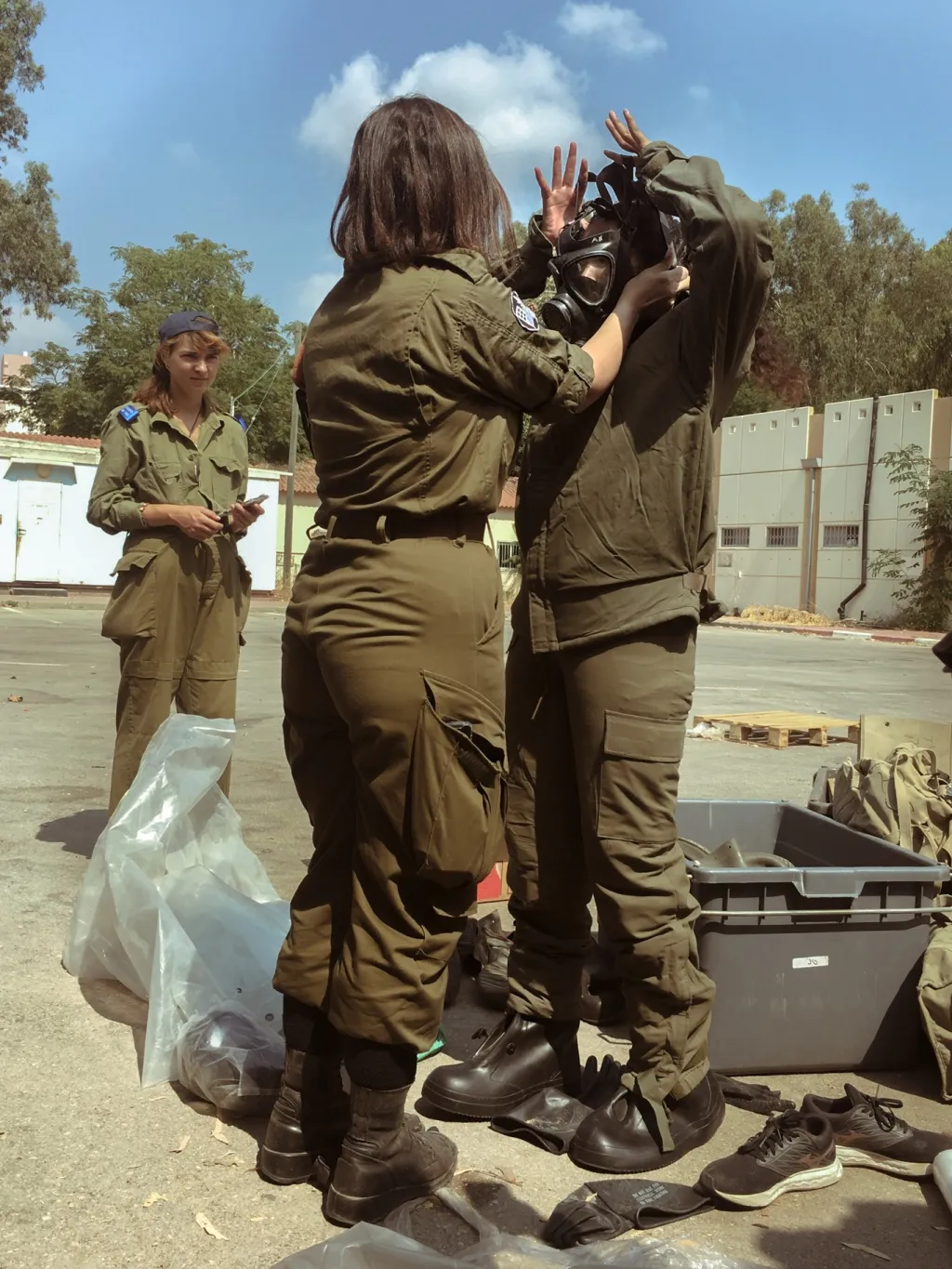 Fotografie z Izraele nicméně zahaluje „vojenské“ tajemství. Dobrovolníci nesmí sdělit, u které jednotky a na kterém místě sloužili