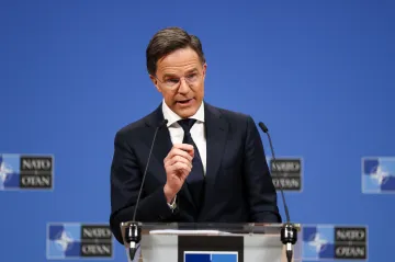 Ministři obrany zemí NATO jednají o pomoci Ukrajině