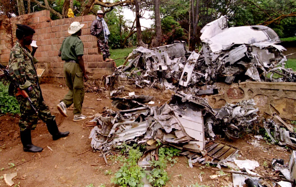 Rwandská vlastenecká fronta prohledává 26. května 1994 trosky v místě, kde byli prezident Burundi Cyprien Ntaryamira a prezident Rwandy Juvénal Habyarimana zabiti 6. dubna 1994
