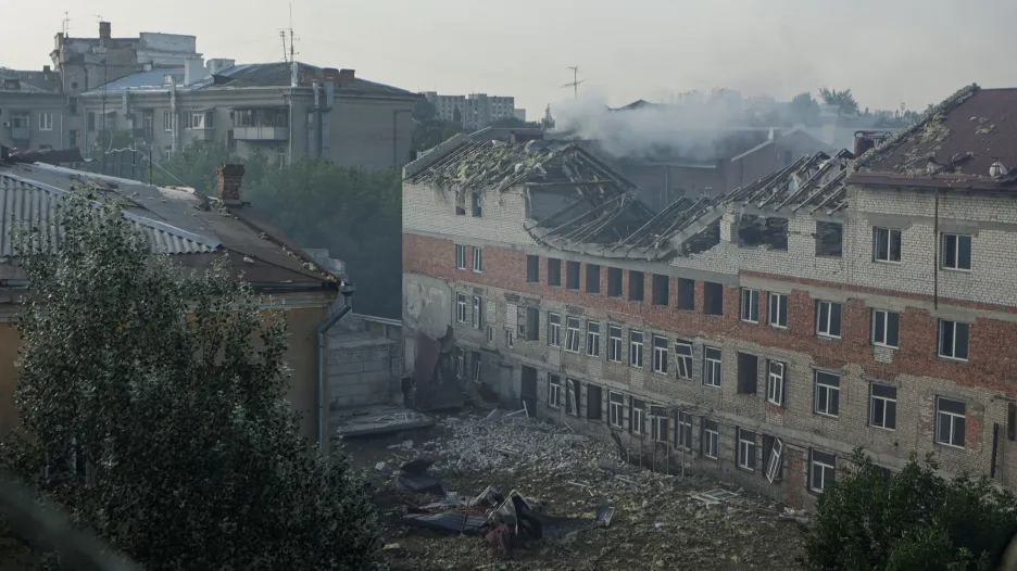 Pohled na budovu v centru Charkova zasaženou ruským bezpilotním letounem (11. července 2025)