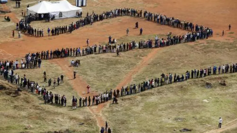 Fronta před volební místností v JAR