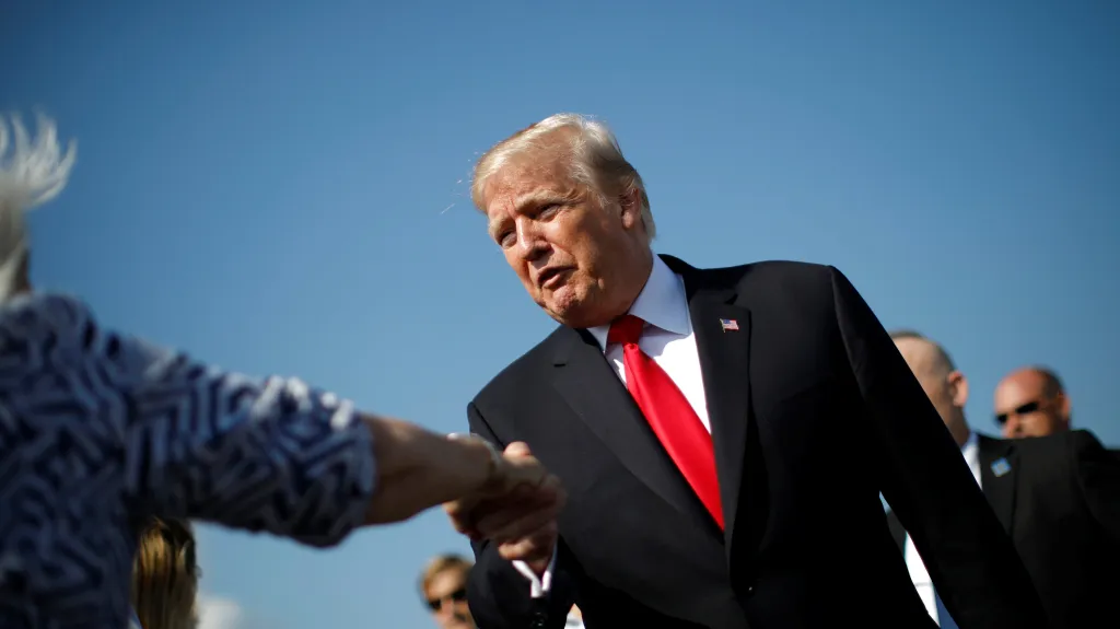 Donald Trump se ve West Palm Beach zdraví se svými příznivci