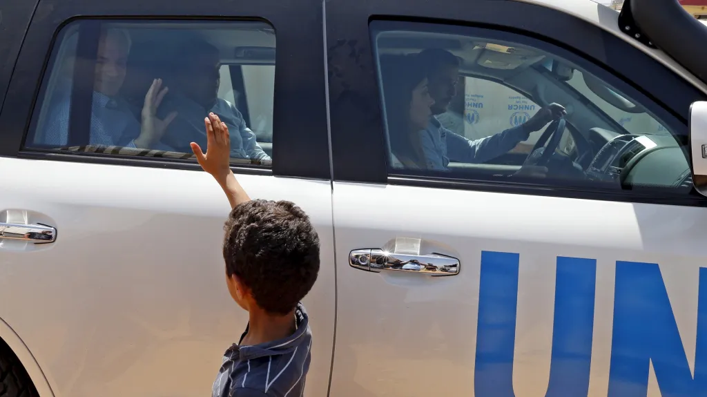 Syrský chlapec zdraví vozidlo humanitárních pracovníků OSN