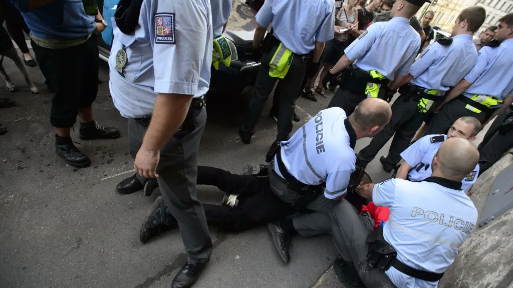 Policisté zasahují proti dvěma účastníkům happeningu squatterské iniciativy Obsaď a žij