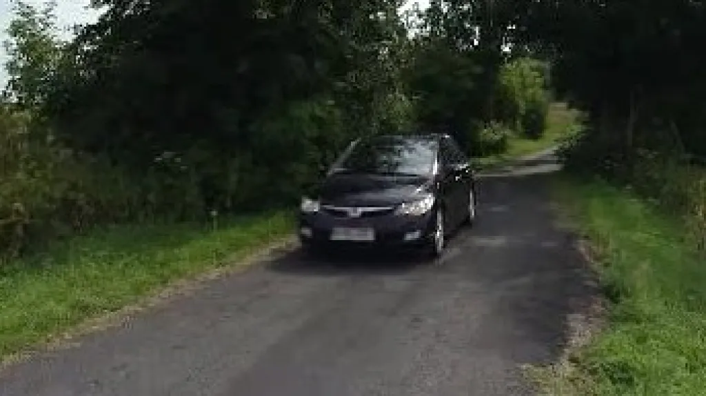Auto na polní silnici