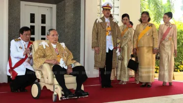 Thajský král s rodinou