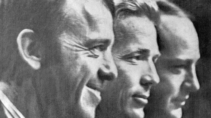 Posádka kosmické lodi Apollo 14. Zleva velitel lodi Alan Shepard, kosmonauti Stuart Ross a Edgar Mitchell