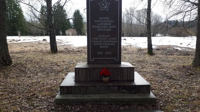 Falešný hrob sovětských vojáků v estonském Otepää