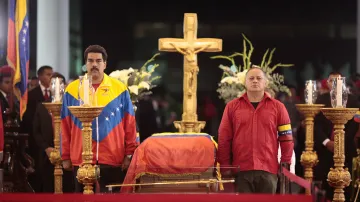 Viceprezident Nicolás Maduro u Chávezovy rakve