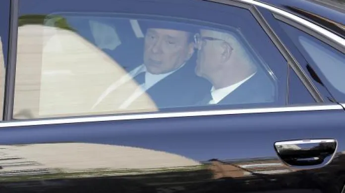 Silvio Berlusconi přijíždí k milánskému soudu