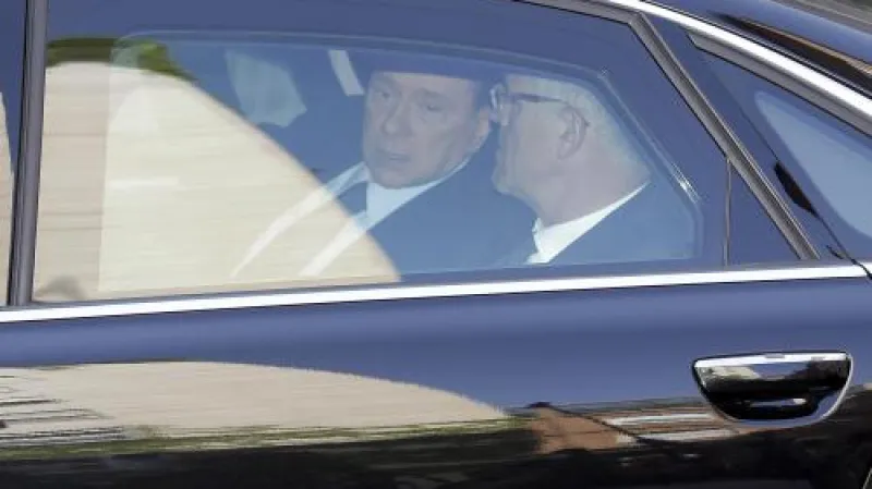 Silvio Berlusconi přijíždí k milánskému soudu