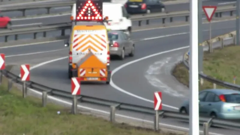 Vozidlo s informační tabulí. V Rakousku