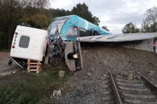 U Valašského Meziříčí se srazil vlak s nákladním autem, pět lidí utrpělo zranění