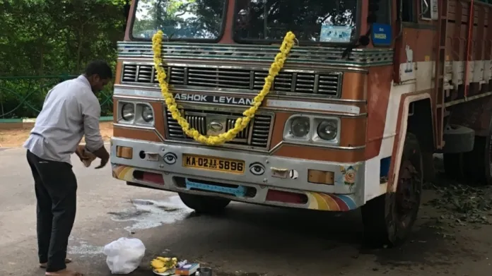 Před odjezdem v indické zoo ozdobili auto květinami a rozloučili se s gaury náboženským obřadem
