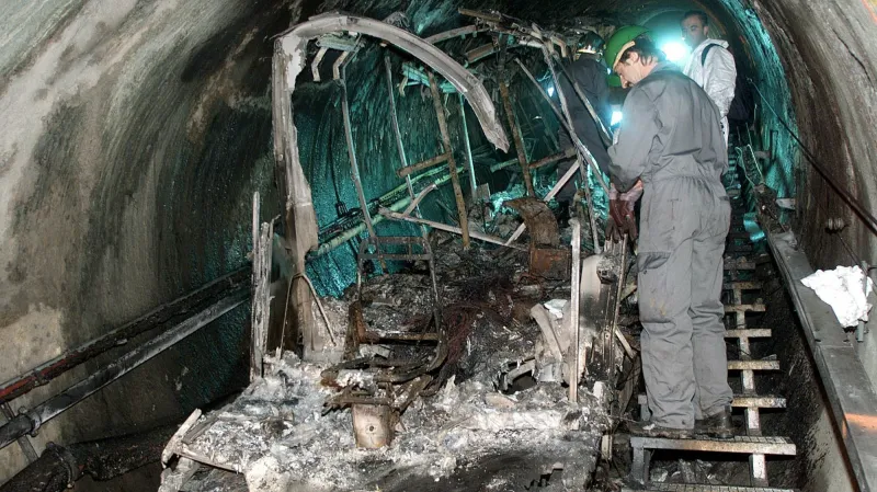 Ohořelé trosky kabiny lanovky