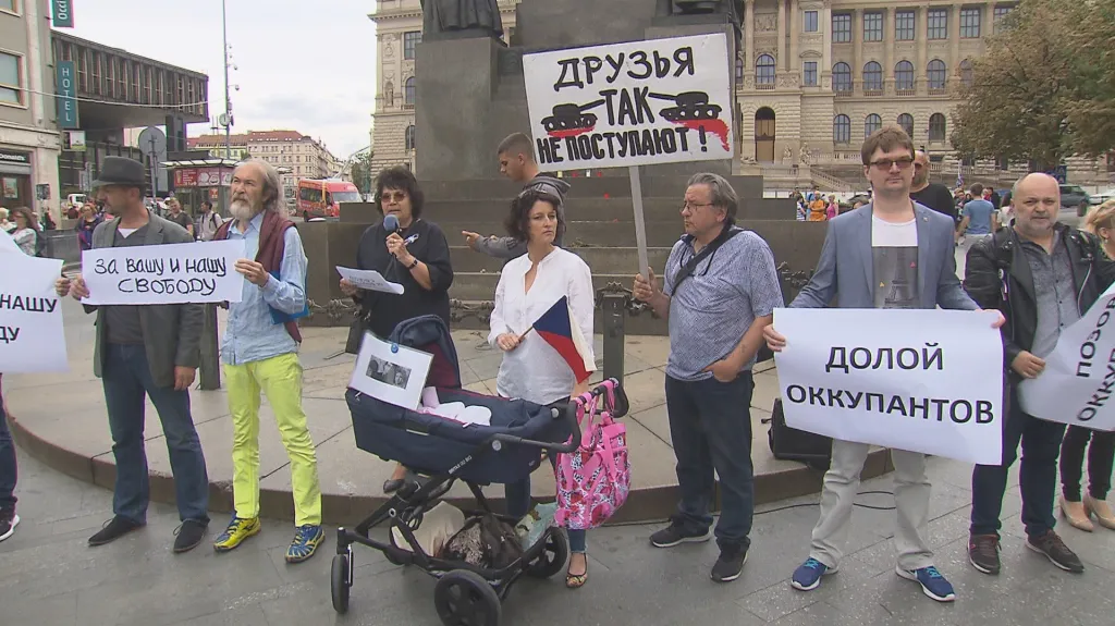 Happening připomínající protest osmi statečných v Moskvě roku 1968