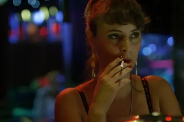 Recenze: Nikdy nejsme sami. Je z nás cítit hmatatelná úzkost 