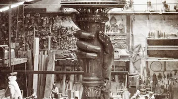 Kovová konstrukce ruky sochy Svobody zachycená na archivním snímku vzniklém kolem roku 1875 nedaleko pařížského ateliéru jejího tvůrce Fréderika Augusta Bartholdiho
