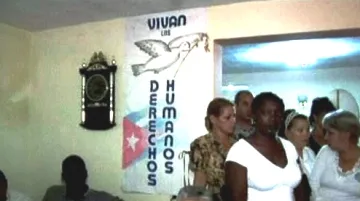 Kubánci přicházejí podepisovat kondolenční listiny