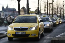 Protesty pražských taxikářů, den třetí. Tisícovka aut zablokovala nábřeží