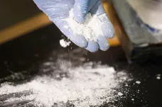 Motorkář podle celníků propašoval z Nizozemska do Česka kokain za miliony, drogu skrýval v nádržce