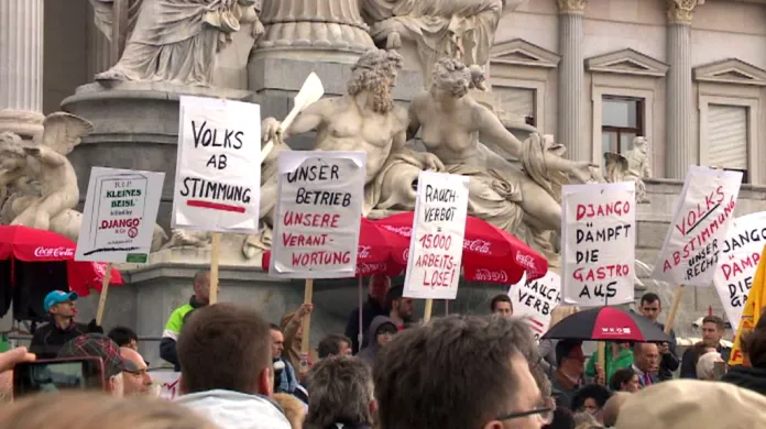 Demonstrace před rakouským parlamentem proti zákazu kouření v restauracích