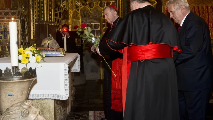 Vatikánský státní tajemník Pietro Parolin, prezident Miloš Zeman a kardinál Dominik Duka v kapli svatého Václava