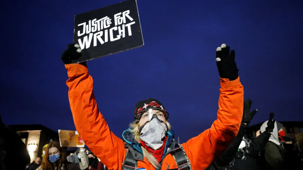 Protesty před policejním ředitelstvím v Minneapolisu po zastřelení Daunte Wrighta