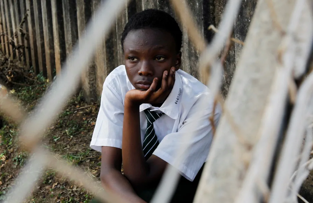 Děti se vracejí do školy v městské čtvrti Kibera v Nairobi, která je současně největším slumem v zemi, poté co promeškaly vzhledem k pandemii téměř celý školní rok