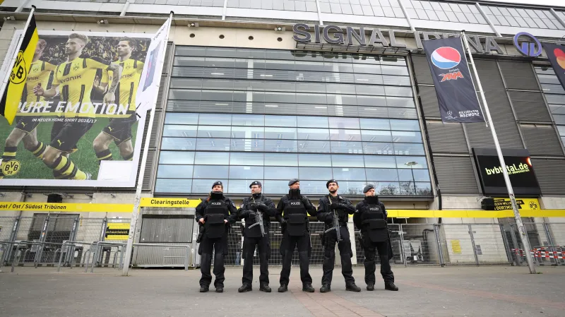 Policie před stadionem Borussie Dortmund