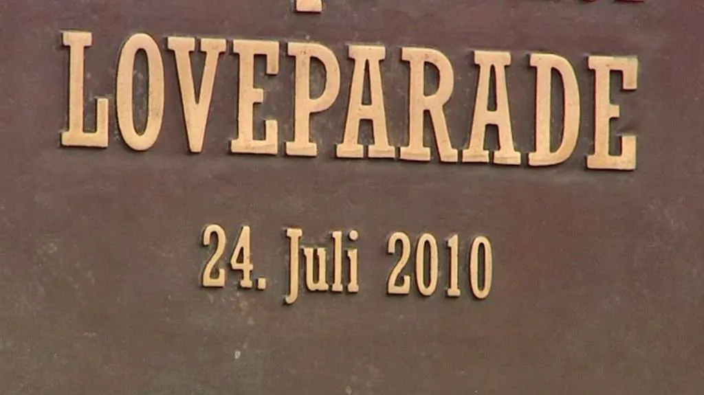 Pamětní deska tragédie na Loveparade v Duisburgu