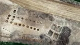 Nedaleko Brodku u Prostějova loni archeologové odkryli geometricky rozmístěné kruhové a obdélníkové jámy, které považují za pravěkou svatyni. Osmnáct kruhových jam sloužilo pro ukotvení dřevěných sloupů, čtveřice obdélníkových prohlubní mohla symbolizovat hroby či obětní místa. Našly se v nich keramické nádoby a takřka 4500 let stará textilie. Na analýze a vyhodnocení výjimečného nálezu se podílejí prestižní zahraniční instituce.