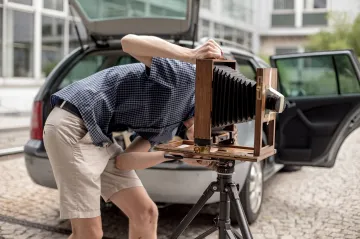 Nejstarší české fotografie se dotkla i Božena Němcová. Filmaři starý proces zkusili zopakovat