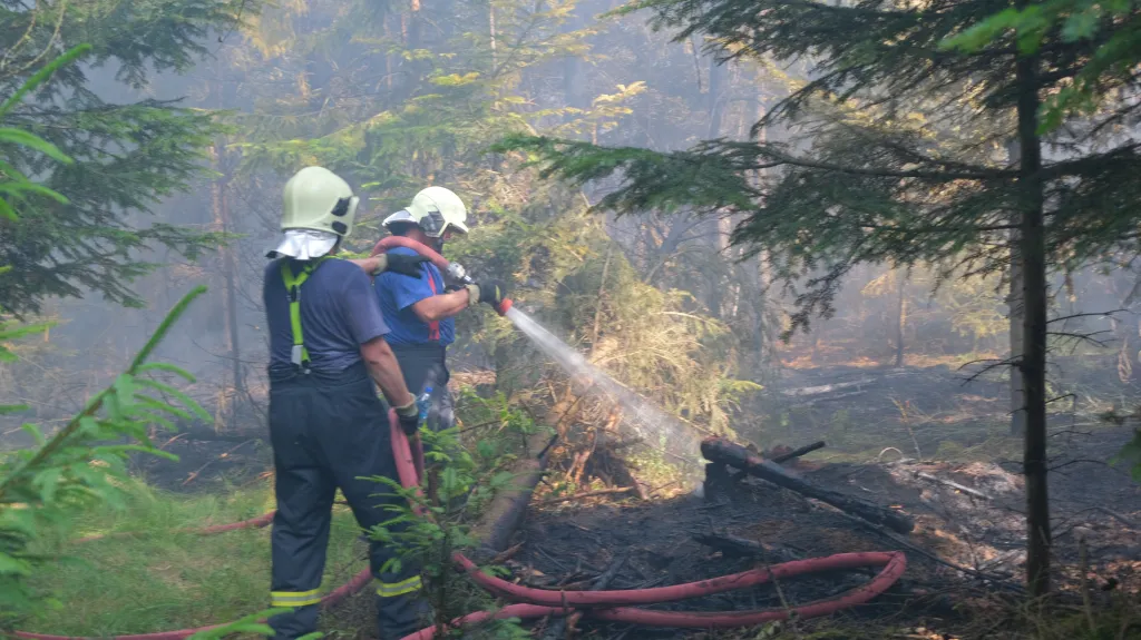 Na Opavsku hoří les, hasiči museli evakuovat tábor